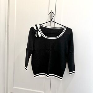 Black scoopneck sweater with bow